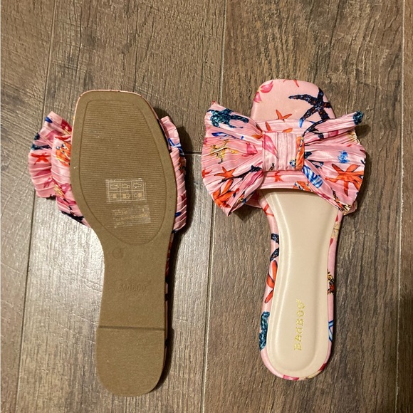 COASTAL PLEATED BOW FLAT SANDAL - Picture 3 of 4